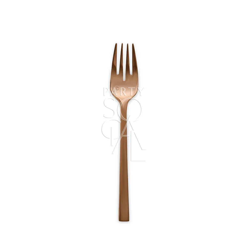 CUTLERY ROSE GOLD: Close-up of a rose gold fork, part of a trendy cutlery set from Party Social, ideal for elegant tablescapes and special occasions.