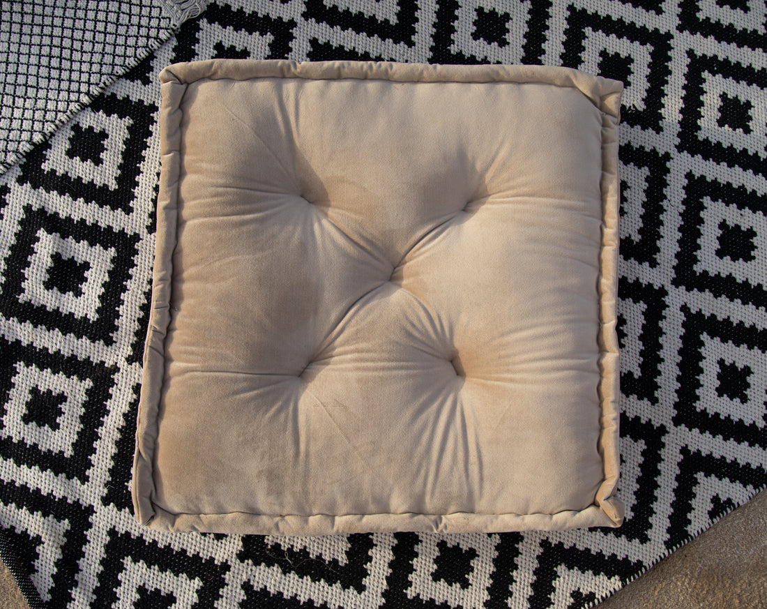 FLOOR CUSHION VELVET displayed on a textured rug, showcasing its premium velvet fabric and generous size, ideal for enhancing party and event settings.