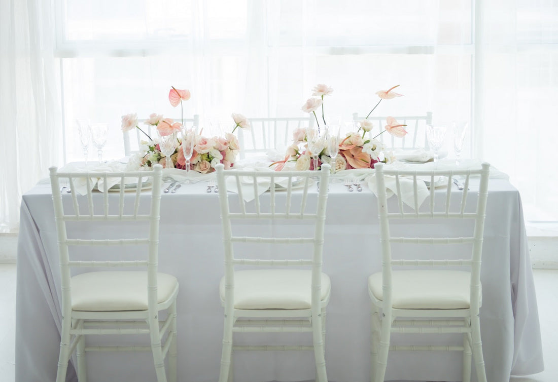 CHIAVARI CHAIR WHITE: Elegant white wood chair, ideal for weddings and events, featuring a stylish design with a white cushion, perfect for sophisticated gatherings.
