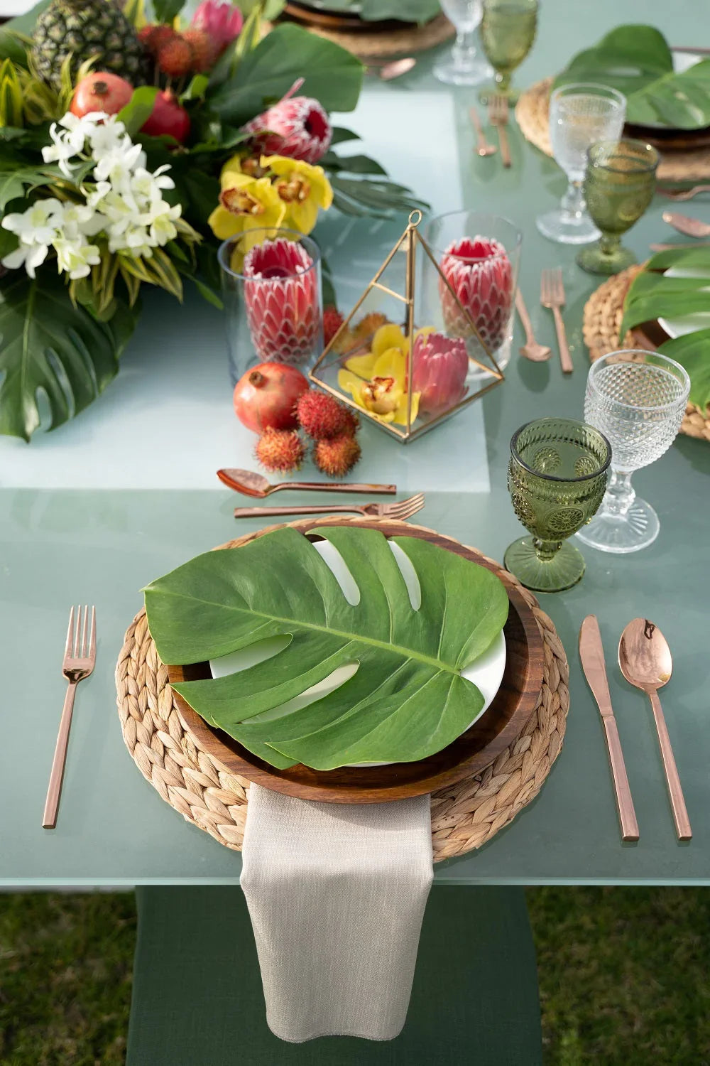 Cutlery Rose Gold set displayed elegantly on a table with a decorative floral arrangement, showcasing its stylish design ideal for enhancing any tablescape.