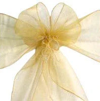 CHAIR SASH ORGANZA: Close-up of a fabric bow, highlighting a sparkling champagne organza sash, ideal for elegantly dressing chairs at events.