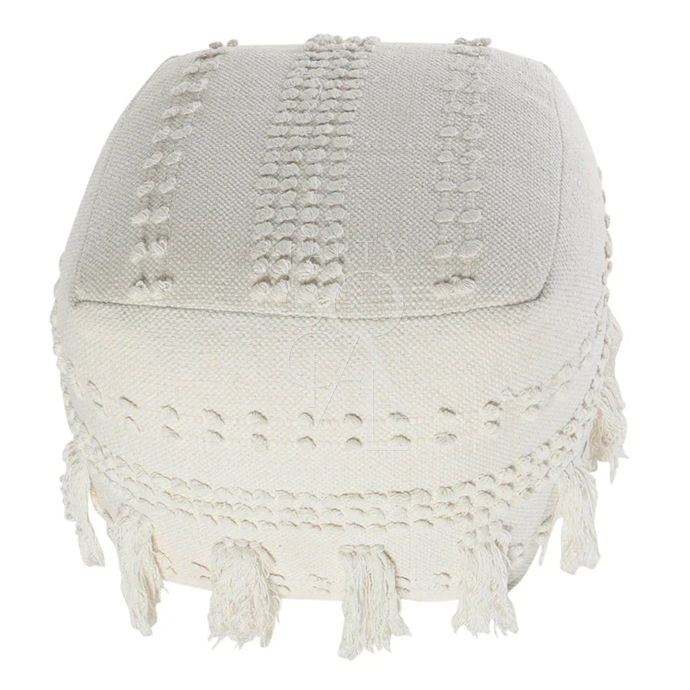 FABRIC & JUTE POUFS: White square pillow with fringes, versatile as a pouf or decorative element, ideal for enhancing event decor with elegance and functionality.