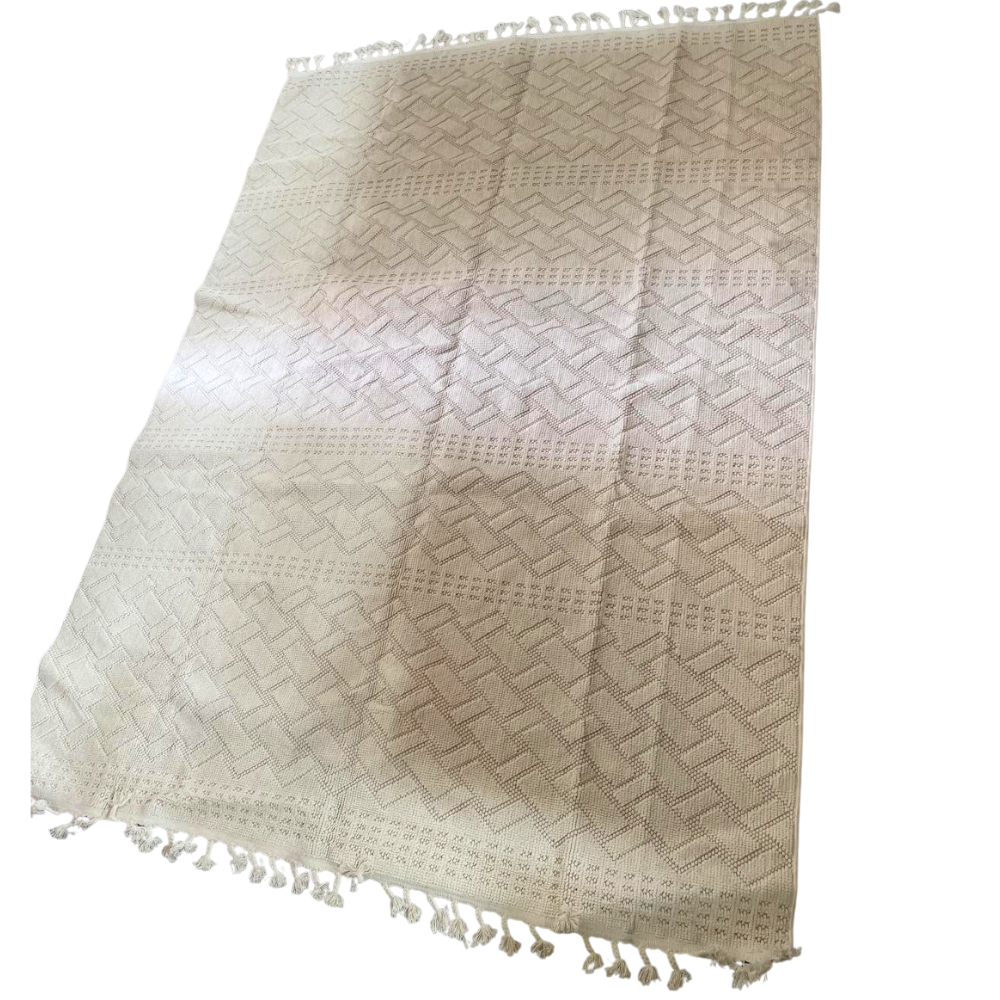 RUG GEOMETRIC NATURAL WOVEN: Rectangular textile with subtle zig-zag pattern and twisted tassels, ideal for adding style to event settings. Crafted from eco-friendly fibers.