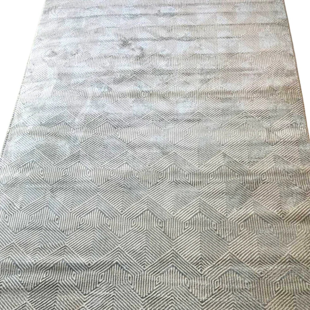 RUG MID-CENTURY MODERN: A light-neutral area rug with a geometric pattern, offering retro-inspired charm and modern functionality, ideal for enhancing rental spaces.