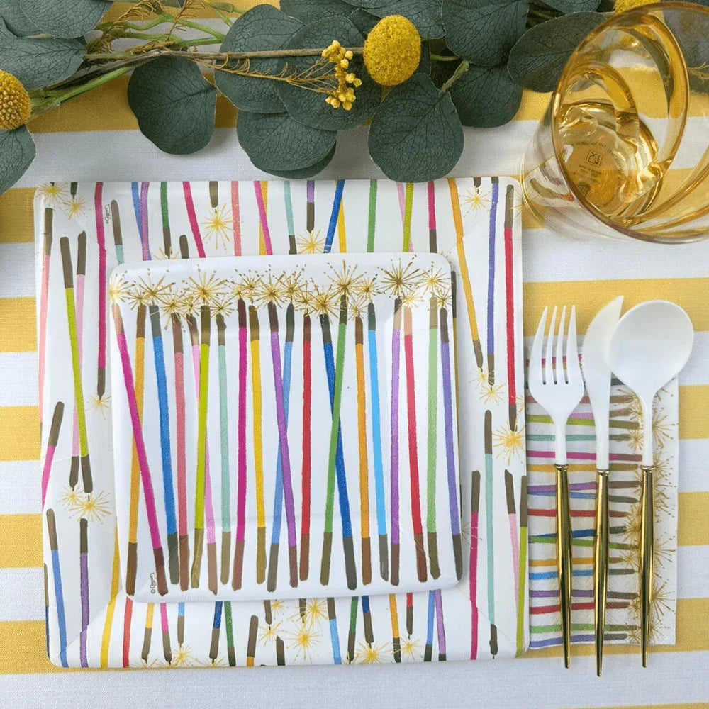 Paper plates with elegant patterns, inspired by fine porcelain, perfect for parties. Caspari&