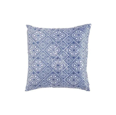 CUSHION BLUE AND WHITE MOROCCAN PRINT, showcasing a patterned satin cover perfect for event decor. Ideal for enhancing party settings with a touch of elegance.