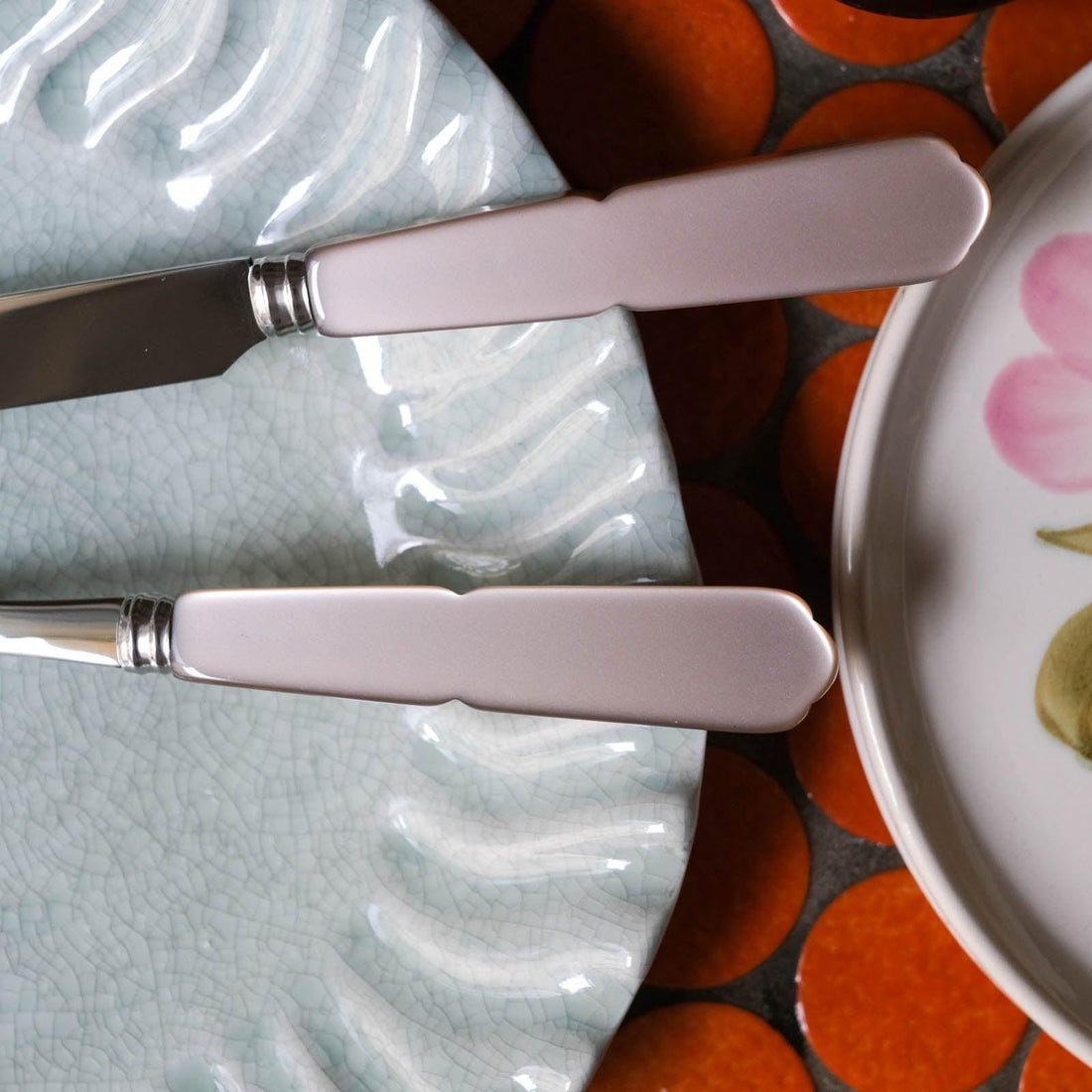 A stylish set of 5 Sabre cutlery, perfect for any table setup.