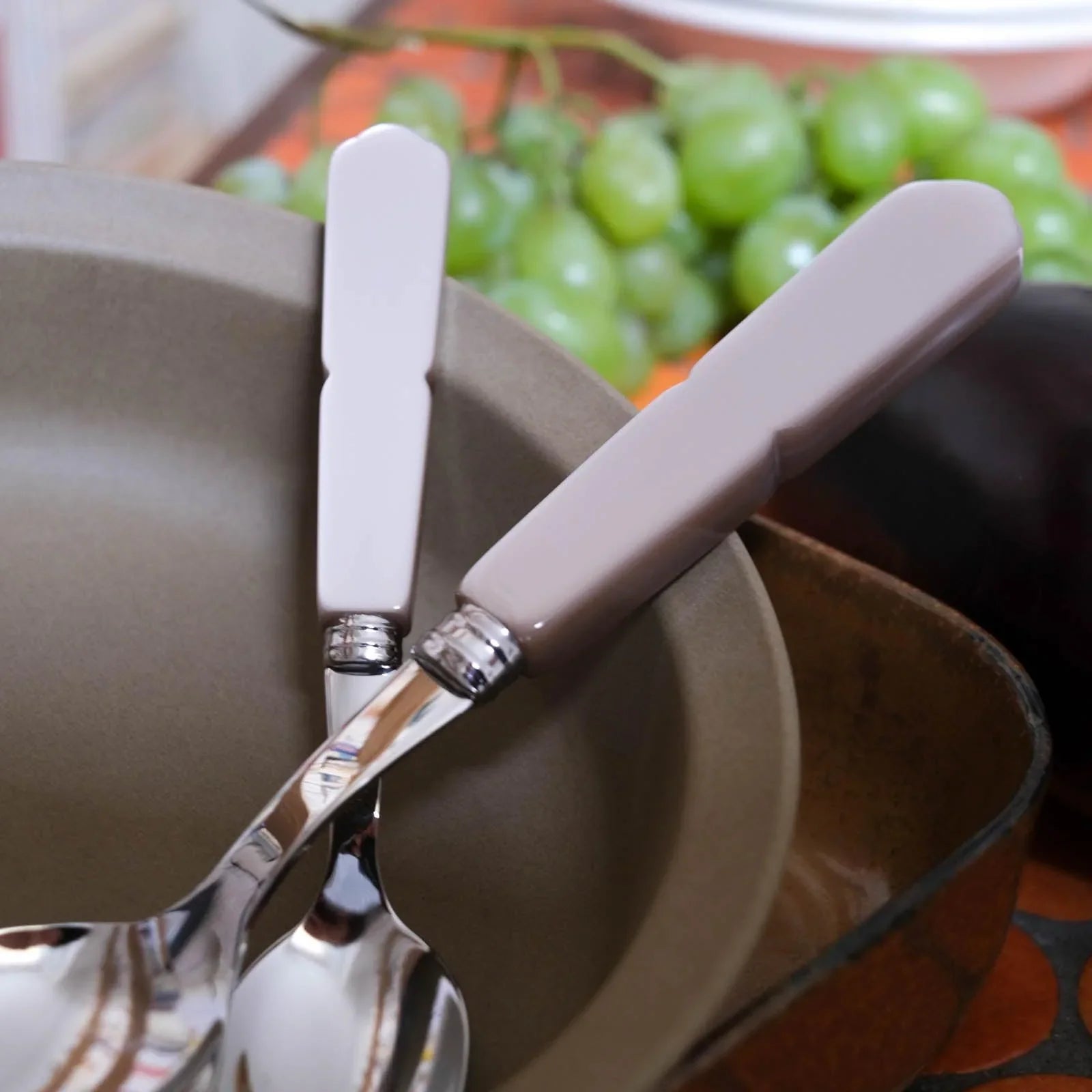 A set of 5 Sabre cutlery, perfect for any table setup.