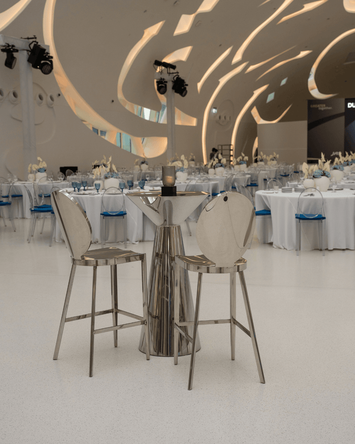 White table with modern design, perfect for family gatherings and dinner parties.