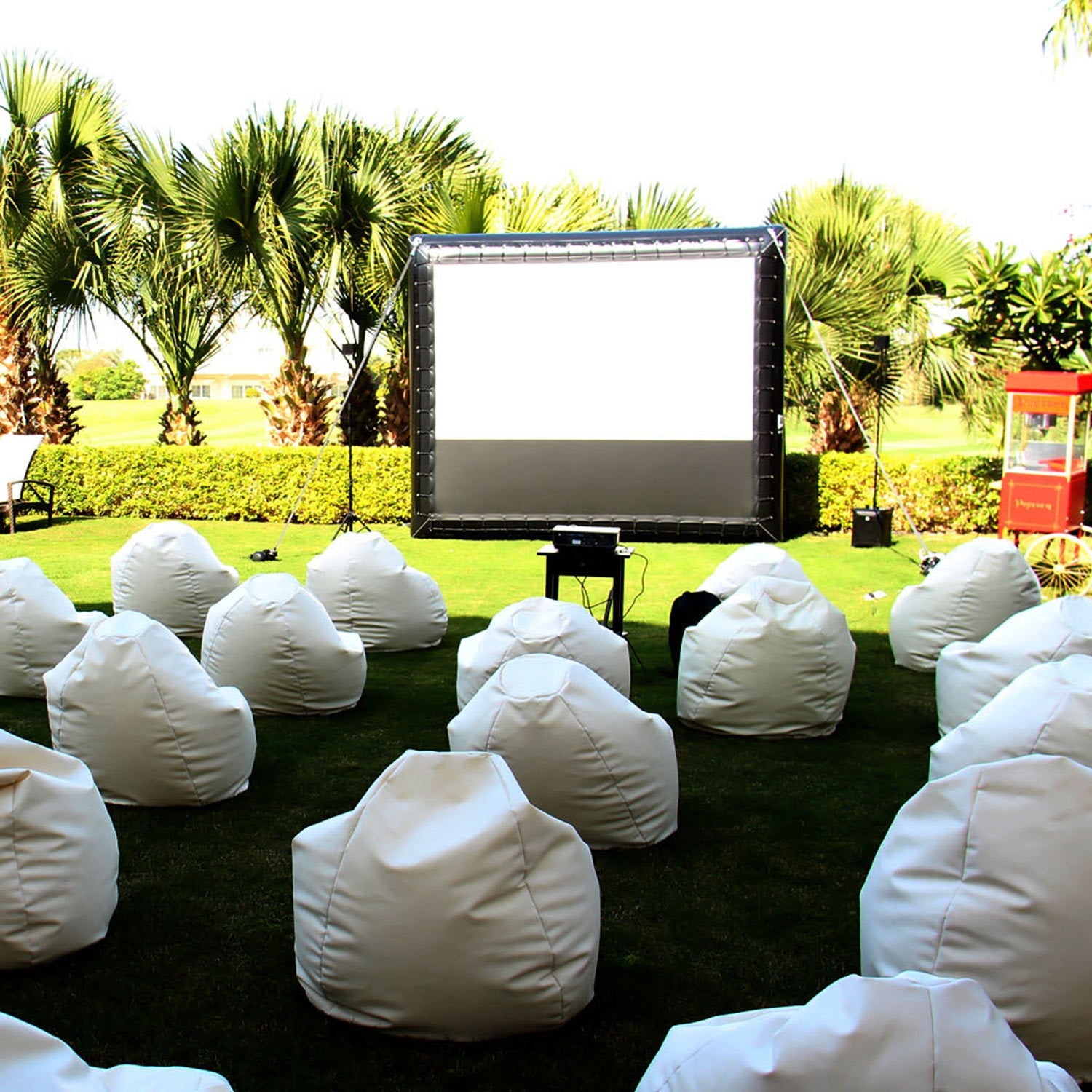 BEANBAG WHITE: Medium-sized, off-white bean bags in imitation leather on grass, ideal for indoor or outdoor casual events. Lightweight and versatile for various occasions.