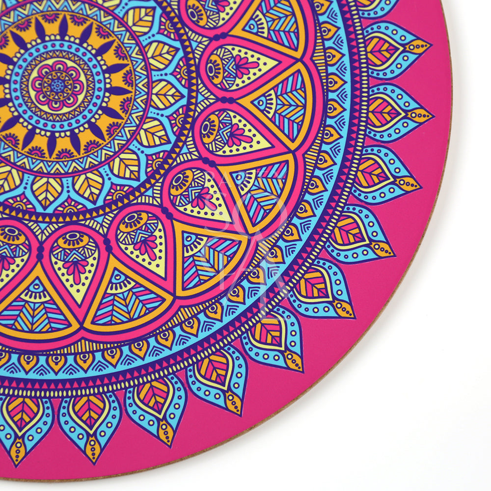 ARABESQUE WOOD PLACEMAT featuring a colorful circular pattern, enhancing elegance for any event setting. Made of MDF, it offers a distinctive, original look.