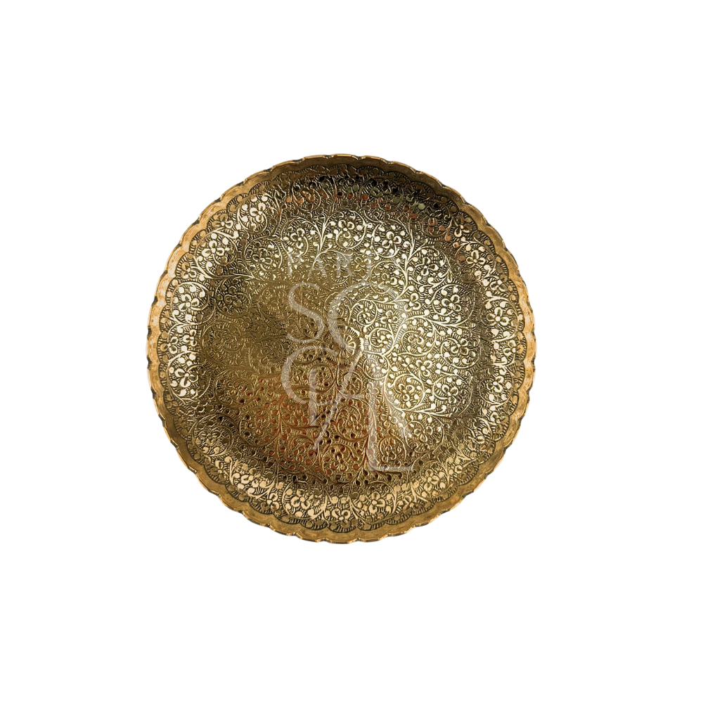 Arabic Table Accessories: Gold plate with a scalloped edge and floral design, perfect for adding an authentic touch to event table setups.