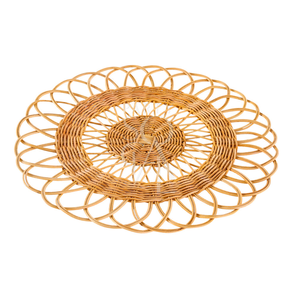 CHARGER PLATE-RATTAN WIRE: A natural rattan woven basket design, perfect for enhancing rustic or boho-themed events with a warm, organic touch.