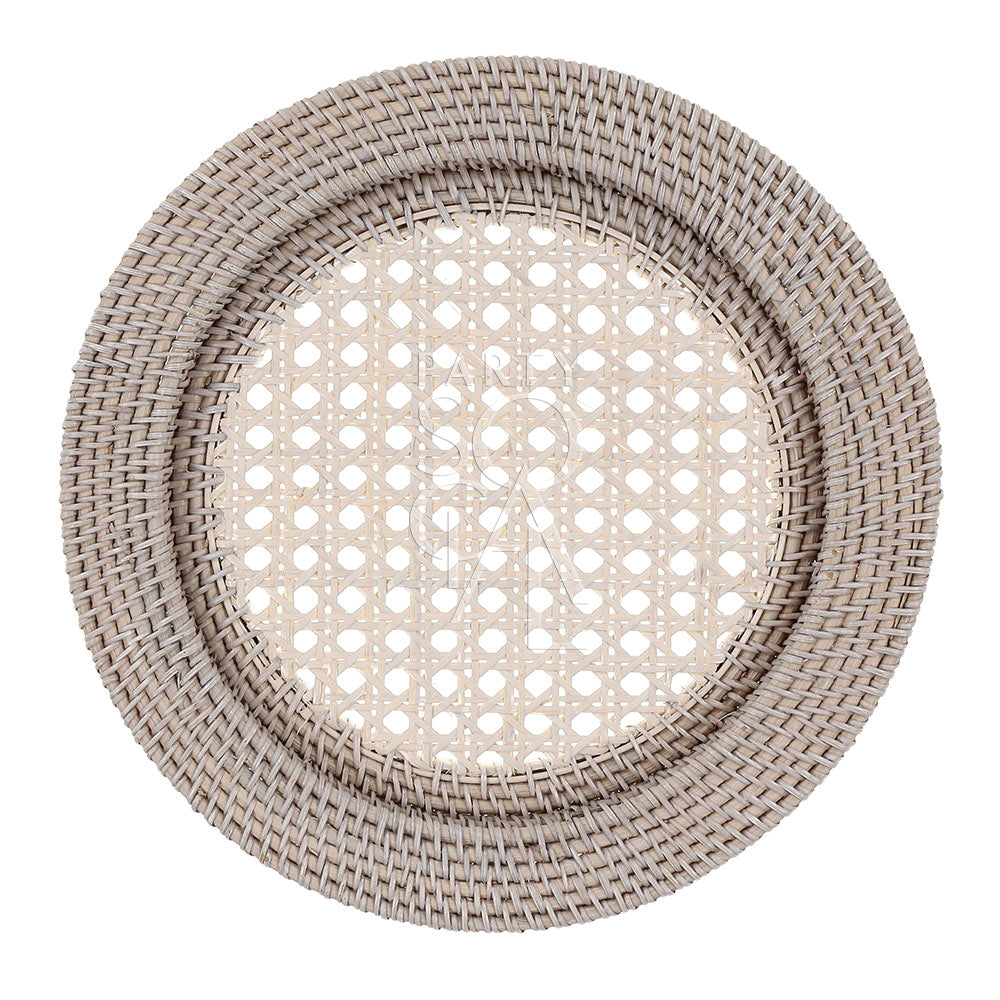 Rattan charger plate with a woven pattern, ideal for rustic or boho-themed events, enhancing tablescapes with an organic touch. Diameter: 32cm.