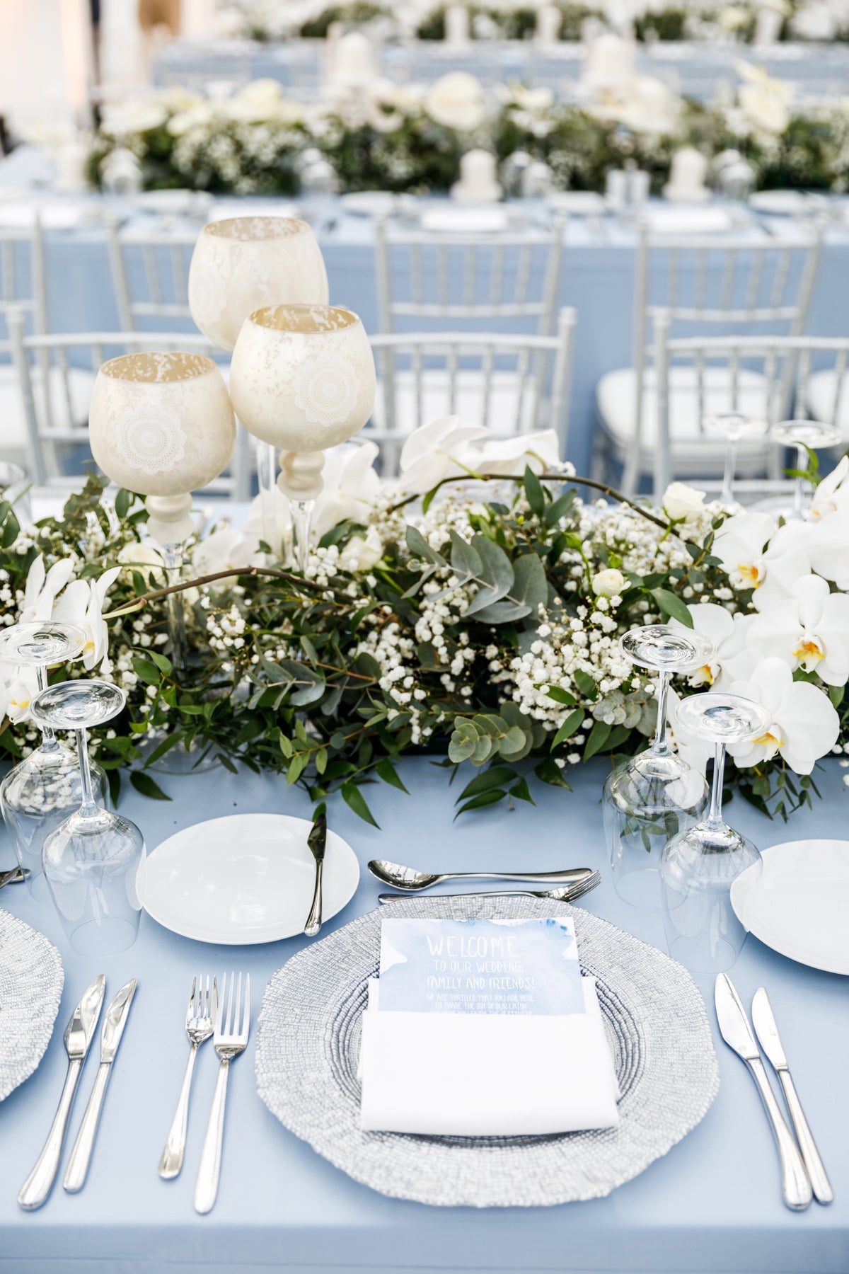 CHARGER PLATE - SILVER GRAIN on a wedding table setting with elegant silverware and floral centerpiece, ideal for enhancing any event&