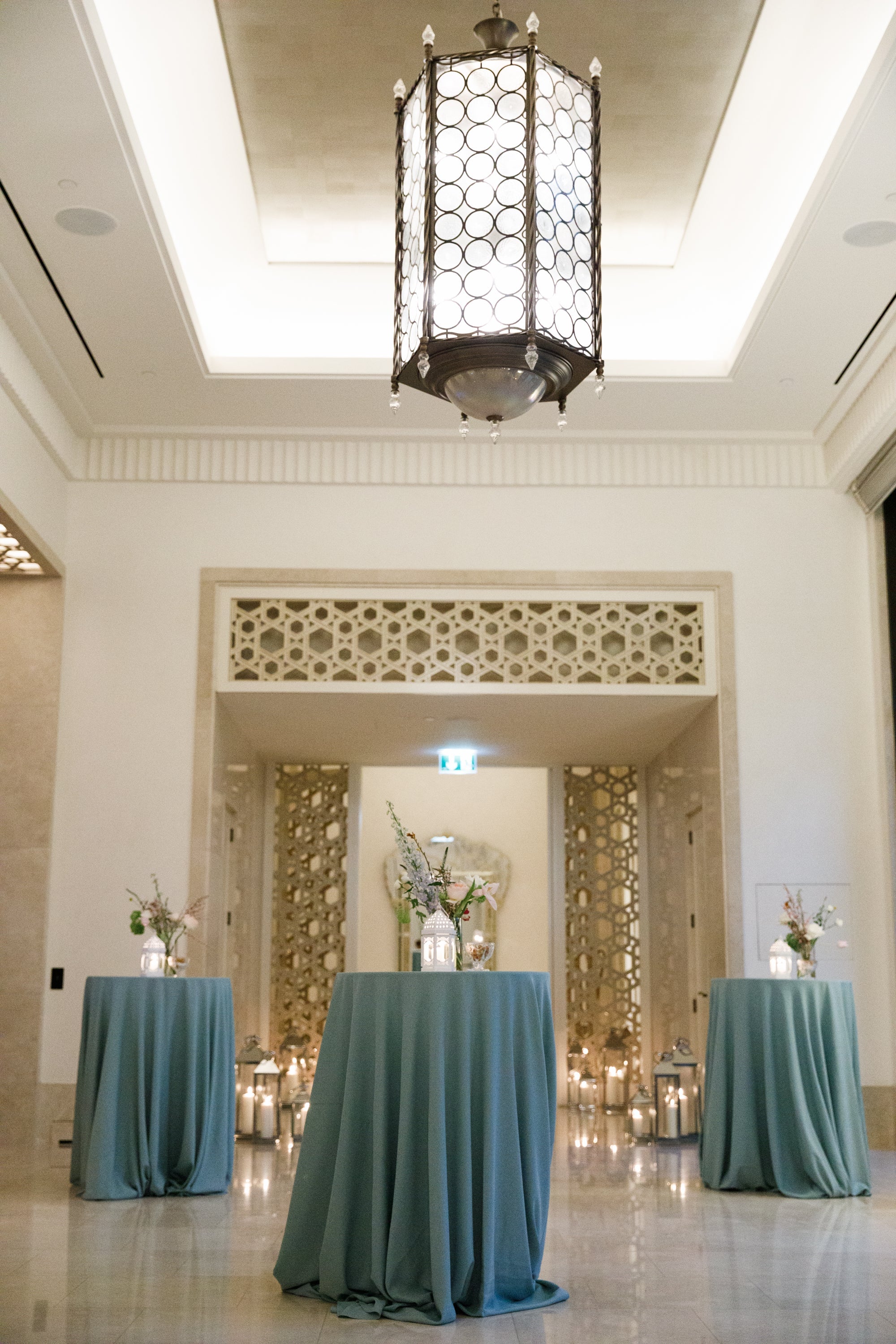 Round table cocktail setup, featuring a wooden cocktail table with a blue cloth, suitable for various events and adaptable with different tablecloth styles.