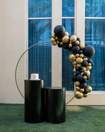 Backdrop white mesh for events, featuring a black and gold balloon arch, ideal for displaying balloons, flowers, or signage.