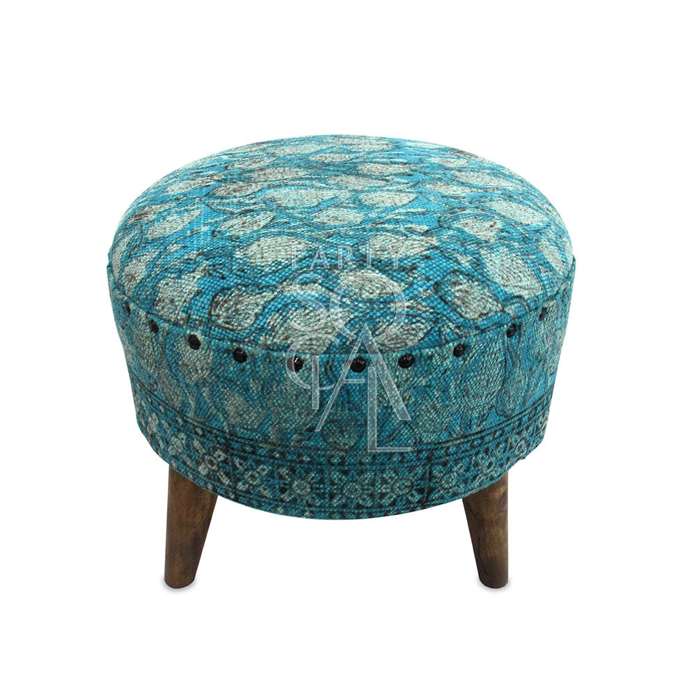 LOW STOOL: Elegant and functional ottoman, ideal for seating or as a decorative piece in events and parties, available at Party Social.