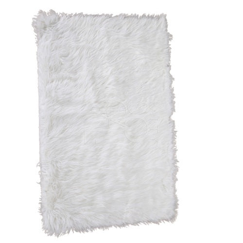 SHEEPSKIN RECTANGULAR rug, fluffy texture, ideal for event decor or as a prop. Measures 110cm by 70cm, perfect for adding elegance to any setting.