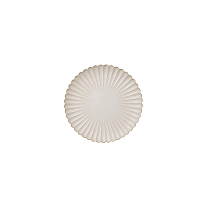 SCALLOPED LIKE PLATES: A round ceramic plate with a petal-like fluted pattern, scalloped edge, and metallic trim, perfect for elegant dining occasions.