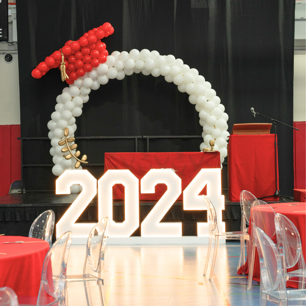 Graduation Cap Round Balloon Arch, ideal for graduation celebrations, featuring a decorative arch made from balloons shaped like a graduation cap.