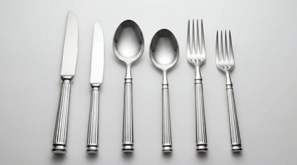 CUTLERY MODERN SILVER: A polished silverware set with two knives, spoons, and forks, ideal for elegant events and refined celebrations.