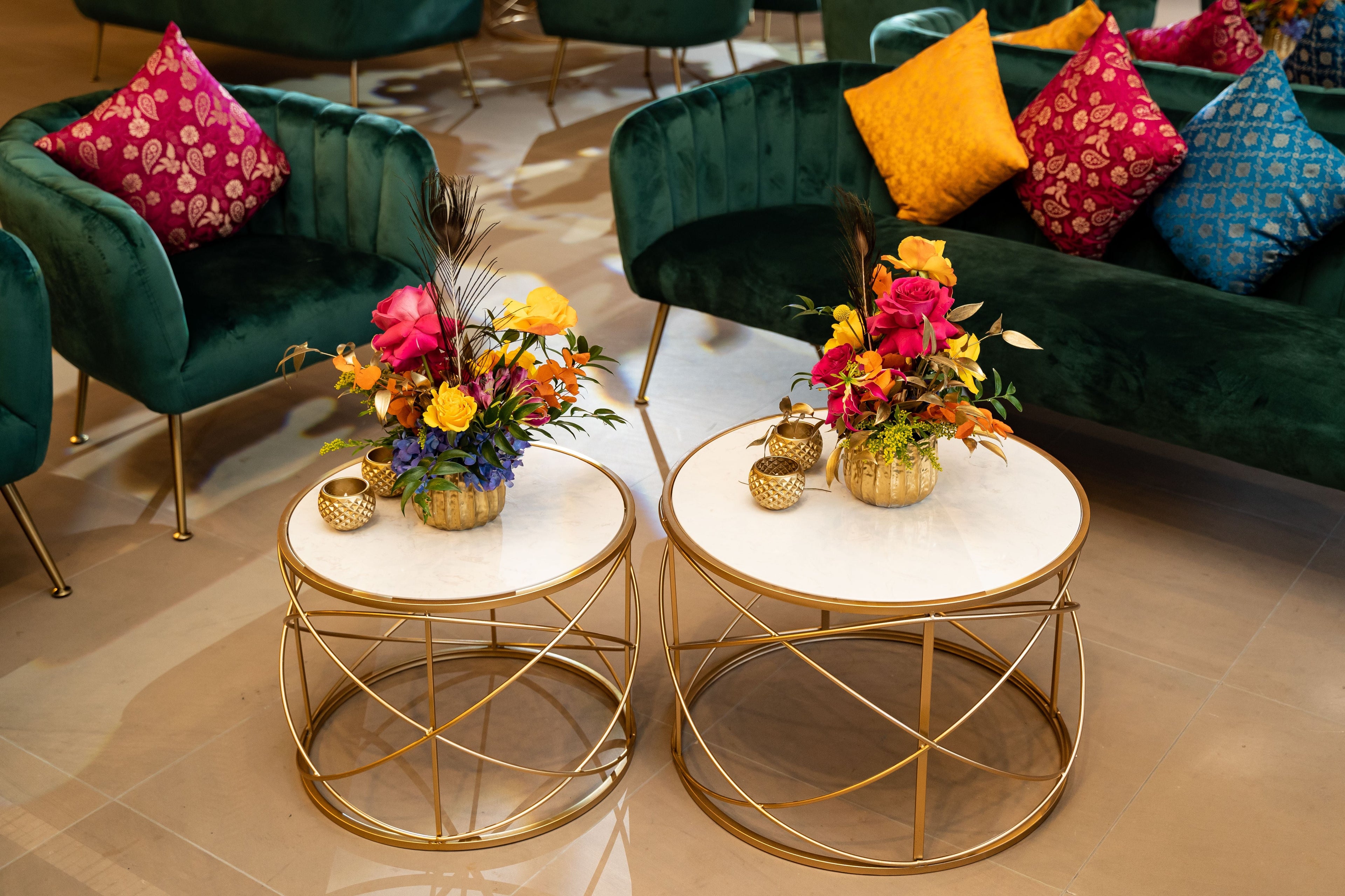 Gold wire with marble top coffee table, ideal for events, adorned with floral vase and decorative gold items. Perfect for parties and special occasions.