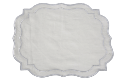 Scalloped linen placemats, set of 4, perfect for elegant table setups. Made of premium flax linen, ironing suggested. 38 x 38cm.
